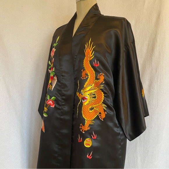 Vtg silk and silk lined hand embroidered  black Kimono. EUC Unisex - Picture 6 of 12